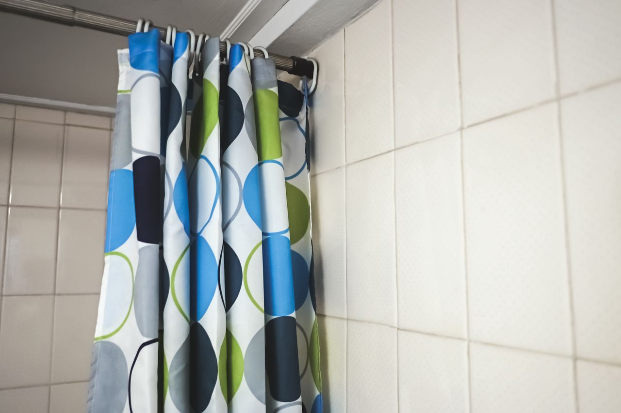 Shower curtains in the bathroom - a health hazard
