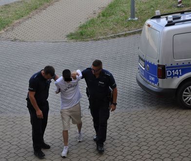 W trakcie mszy pili i palili. Na koniec oddali mocz na krzyż