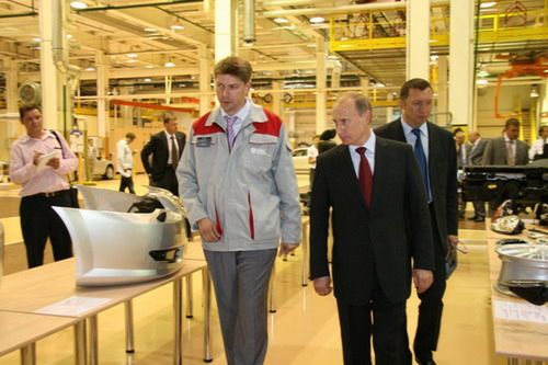 Władimir Putin w fabryce AvtoVAZ wkrótce po rozpoczęciu współpracy z Renault, rok 2008