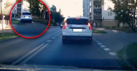 Tak mu się spieszyło, że pojechał chodnikiem. Jest nagranie