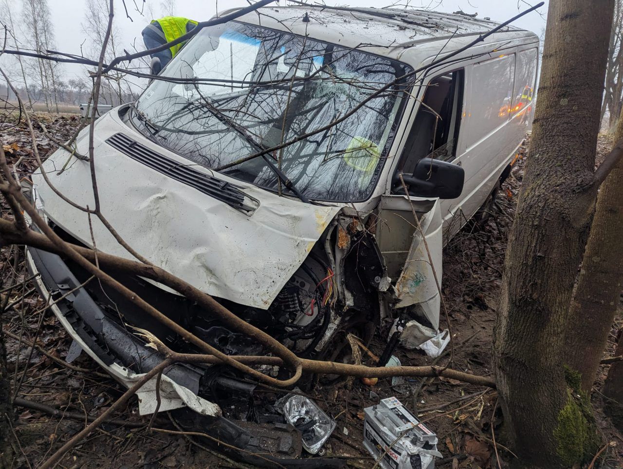 Volkswagen w rowie, zakrwawiony mężczyzna uciekał pieszo. Twierdzi, że to nie on kierował