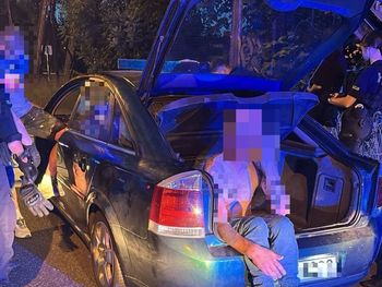 Nie zatrzymał się do kontroli, w bagażniku wiózł poszukiwanego kolegę. Wcześniej doszło do bijatyki
