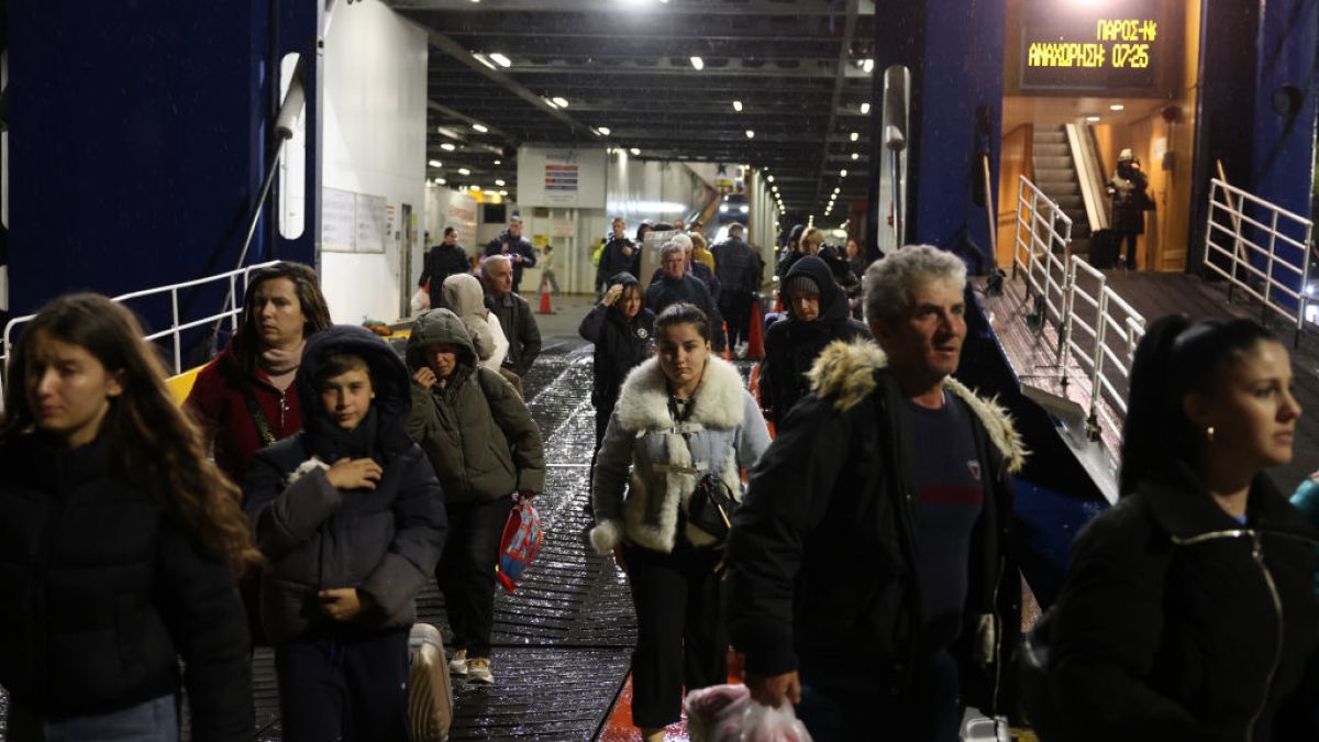 Mieszkańcy i turyści w pośpiechu opuszczają Santorini