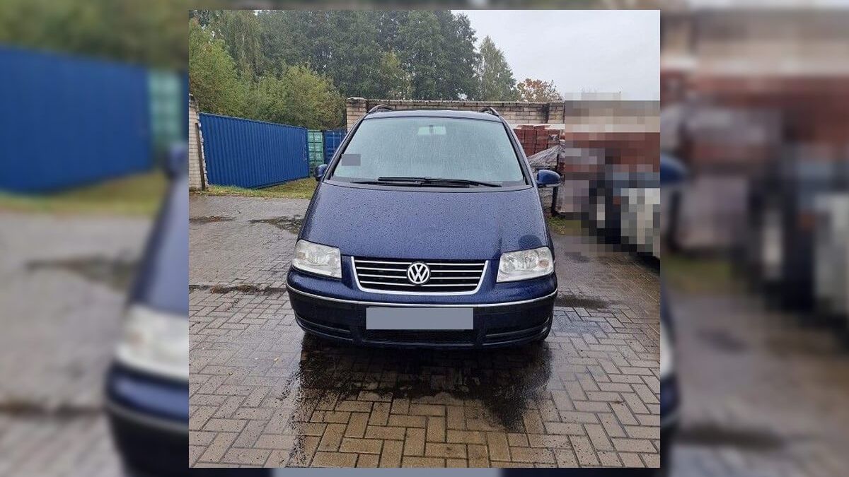 Volkswagen Sharan biorący udział w uciecze przed patrolem policji