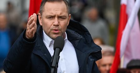 "Bezczelnie kłamie". Opiekunka pana Jerzego uderza w Nawrockiego