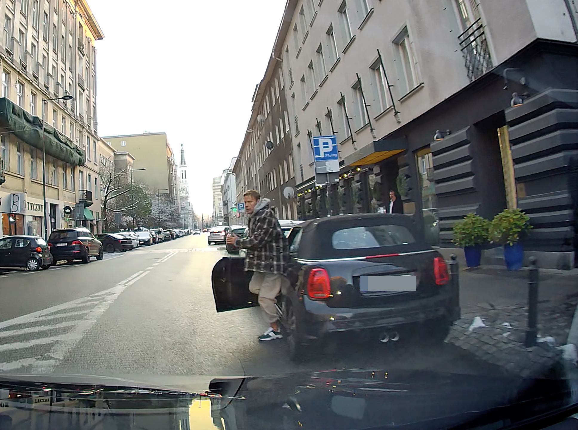 Dawid Woliński zaparkował swojego elektryka na zakazie