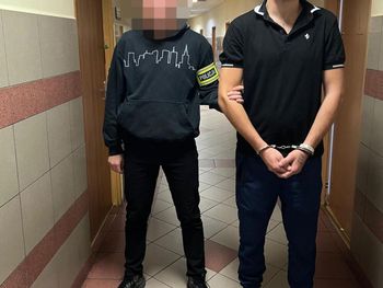 Nowy Dwór Mazowiecki: Ścigany 27-latek próbował ukryć się w rodzinnym domu. Policjanci zatrzymali go po obserwacji