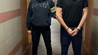 Nowy Dwór Mazowiecki: Ścigany 27-latek próbował ukryć się w rodzinnym domu. Policjanci zatrzymali go po obserwacji