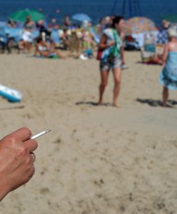 Czy można palić papierosy na plaży? Mandat cię zaskoczy