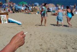 Czy można palić papierosy na plaży? Mandat cię zaskoczy
