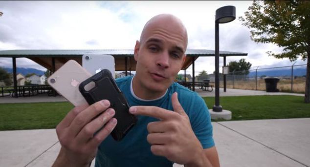 iPhone 8 w testach ujawnia podatny na zarysowania ekran, odporność na odkształcenia i wytrzymałe szkło obudowy