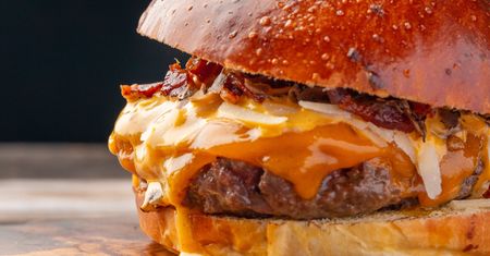 Dodałam do burgera sos, który kompletnie zmienił jego smak. Lepszy niż z restauracji