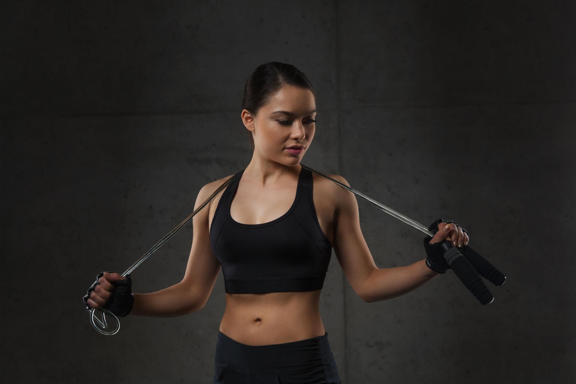 Skakanie na skakance może być elementem rozgrzewki