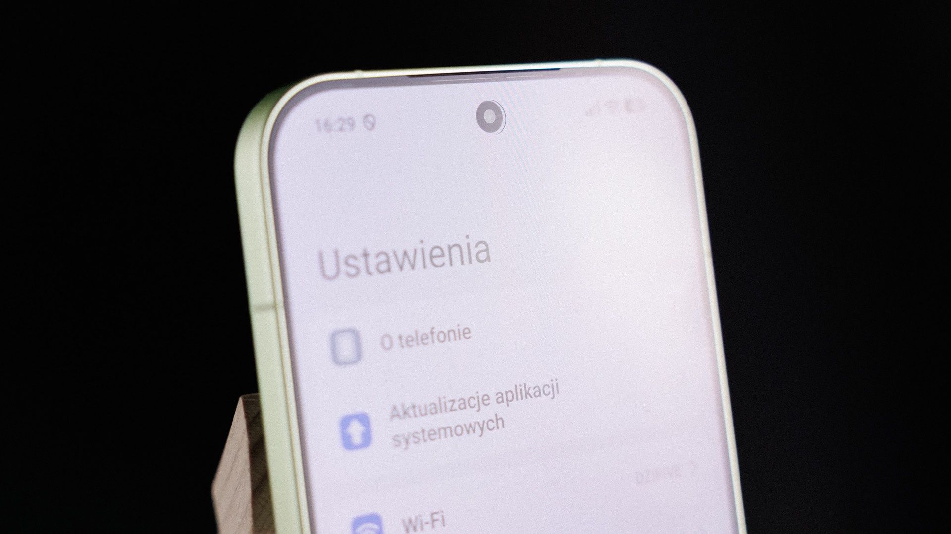 Szczelina słuchawki-głośnika w POCO F9 Pro