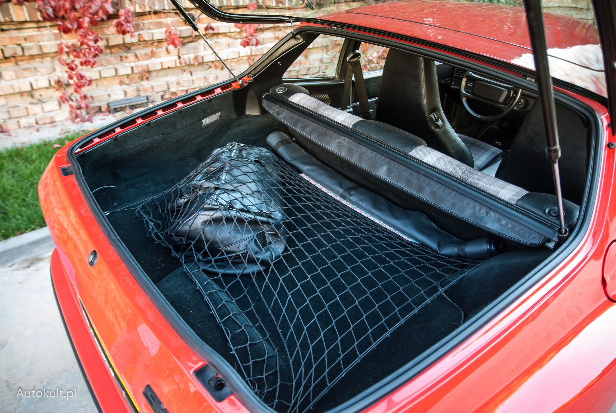 944 ma spory, ale płaski bagażnik