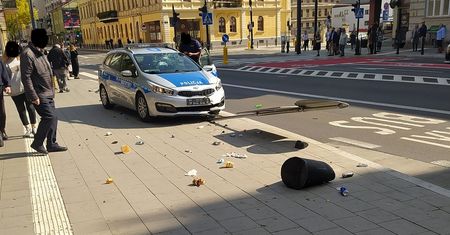 Policyjny pościg za motocyklistą ulicami Lublina. Rozbity radiowóz, zniszczony znak i kosz na śmieci