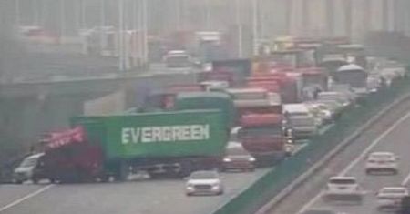 Evergreen znowu to zrobił. Po Kanale Sueskim padło na autostradę