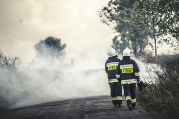 Wielka Wieś: Groźny pożar domu. Ranna kobieta z poparzeniami
