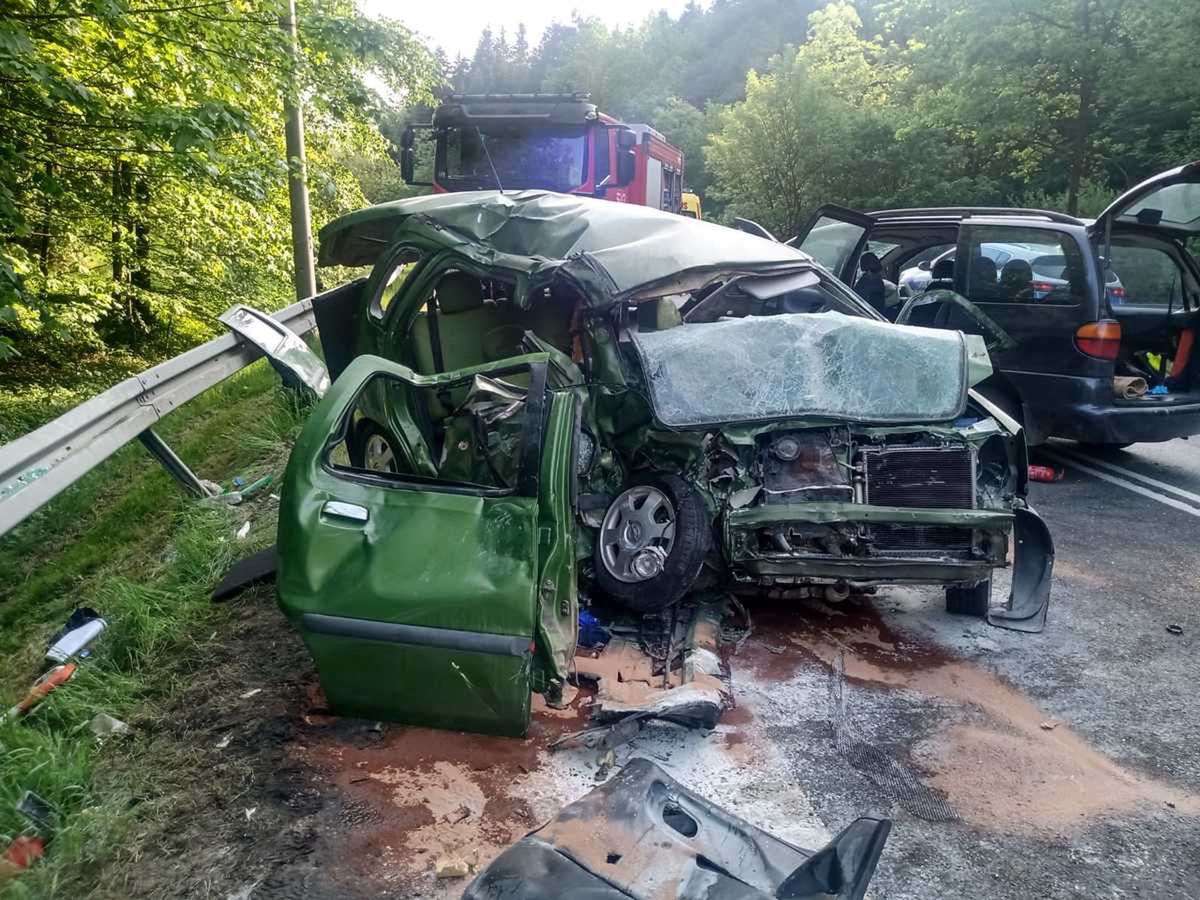 Poważny wypadek z udziałem siedmiu osób. Z samochodów niewiele zostało