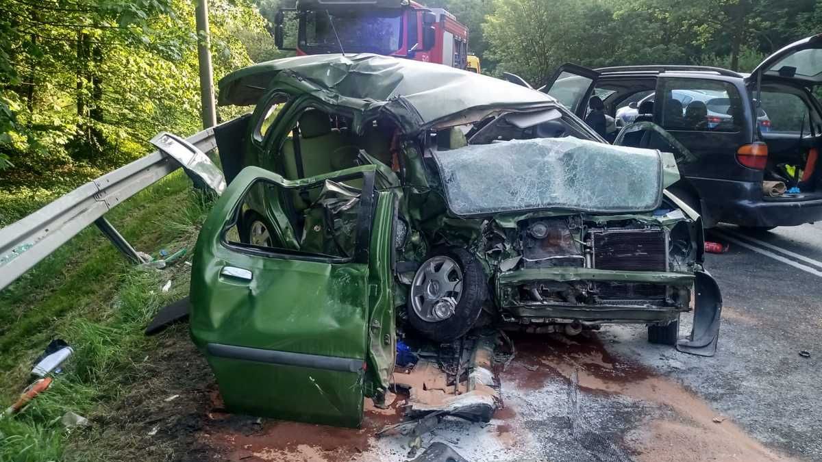 Jeden z kierowców z nieznanych przyczyn zjechał na przeciwległy pas ruchu