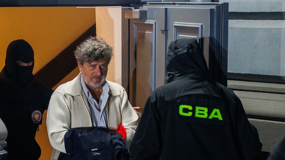 Janusz Palikot wyprowadzany z prokuratury we Wrocławiu.