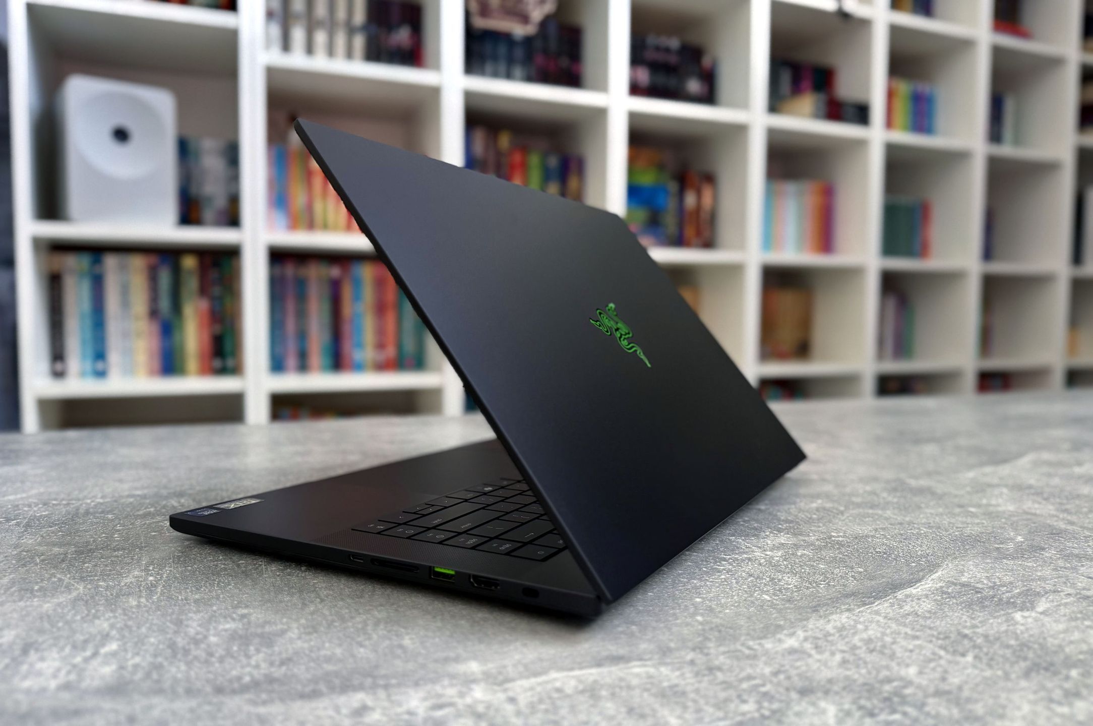 Razer Blade 16 (2026) - uchylony