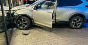 Groźne zdarzenie w Krakowie. Staranowała witrynę centrum handlowego