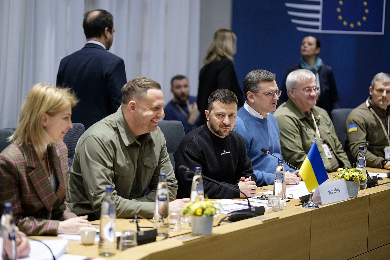 Kolejno od lewej: Olga Stefaniszyna, Andrij Jermak, Wołodymyr Zełenski, Dmytro Kułeba, Andrij Sybiha oraz Roman Maszowiec