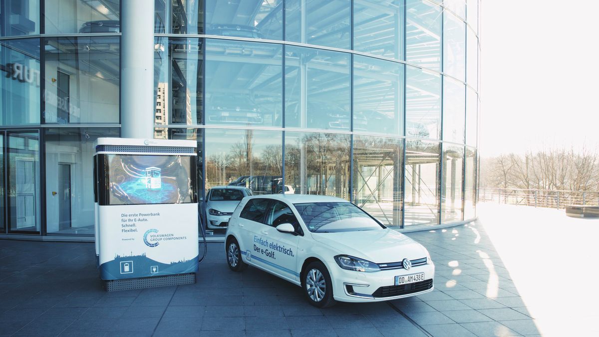 Elektryczny e-Golf przed fabryką w Zwickau