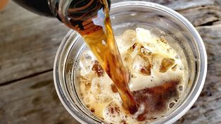 Polacy coraz częściej cierpią na brak magnezu. Te produkty go wypłukują