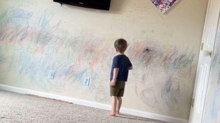Pozwala dziecku rysować po ścianach. "Kiedy nie możesz powiedzieć: nie"