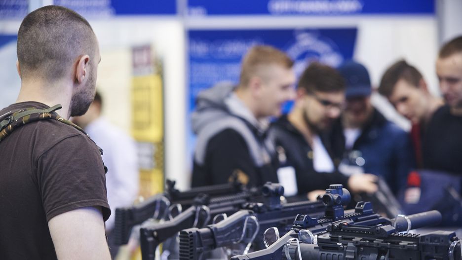Polacy chcą łatwiejszego dostępu do broni? Nowy sondaż