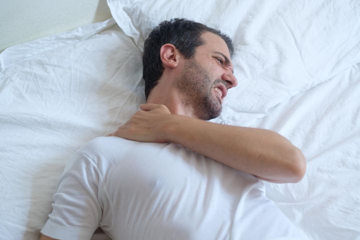 Nieprawidłowe ułożenie ciała podczas snu może doprowadzić do porażenia nerwu promieniowego