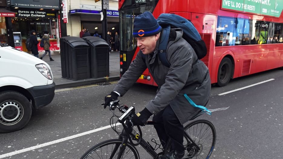 Wielka Brytania. Premier Boris Johnson jeździł rowerem po parku w czasie lockdownu