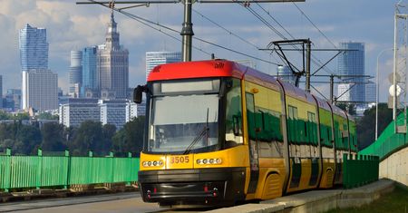Agresywny pasażer w tramwaju. Mężczyźnie grozi więzienie