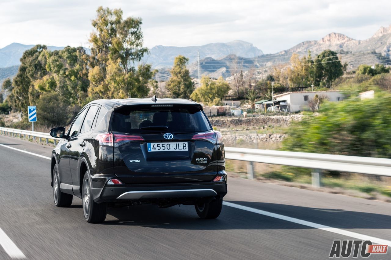 Toyota RAV4 Hybrid (2016) - zdjęcia