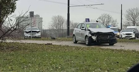 Egzamin na prawo jazdy zakończył się kraksą! Mercedes wjechał w auto zdającego na skrzyżowaniu