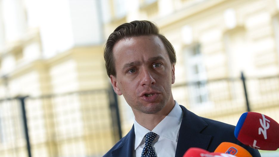 Krzysztof Bosak
Warszawa, 06.07.2023. Szef ko�a poselskiego Konfederacji Krzysztof Bosak podczas wypowiedzi dla medi�w po spotkaniu premiera Mateusza Morawieckiego z przewodnicz�cymi klub�w i k� parlamentarnych ws. relokacji migrant�w, 6 bm. przed siedzib� KPRM w Warszawie. (jm) PAP/Marcin Obara
Marcin Obara
kluby parlamentarne, KPRM, polityka, przewodnicz�cymi, spotkanie, Europa bezpiecznych granic, stop przymusowej relokacji imigran�w