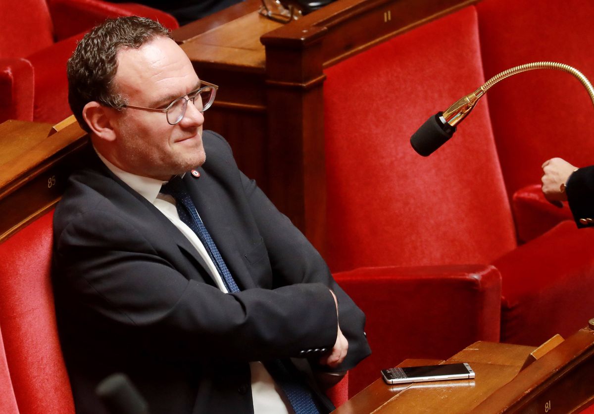 Francuski minister, który właśnie objął tekę w rządzie prezydenta Macrona po reelekcji, ma kłopoty. Jest oskarżany przez dwie kobiety o dokonanie napaści seksualnej   