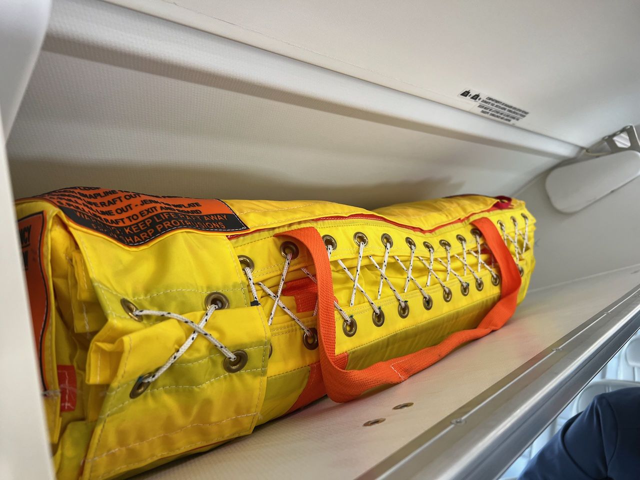 Tratwa ratunkowa na pokładzie Embraera E-190 E2