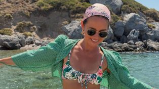 Paulina Sykut-Jeżyna łapie słońce w Grecji! Prezenterka zachwyca formą na tle morskich fal [ZDJĘCIE]