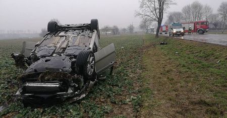 Sobieszczany: Czołowe zderzenie dwóch aut i dachowanie. Zablokowana trasa Lublin – Kraśnik