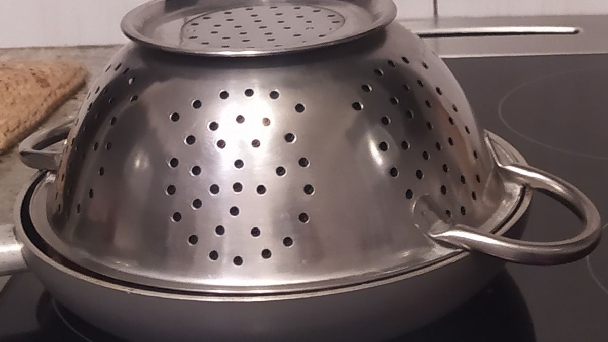 Przykryj patelnię durszlakiem. Polubisz ten patent