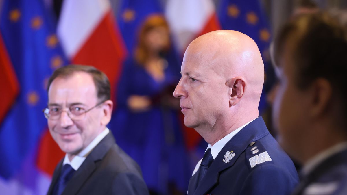 Były minister spraw wewnętrznych i administracji Mariusz Kamiński (L) i były komendant główny policji gen. insp. Jarosław Szymczyk (P) 