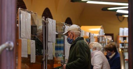 Zaszczepi przeciw COVID-19 i nie sprzeda prezerwatyw? Ważą się losy farmaceutów