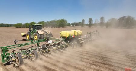 24-rzędowy siewnik John Deere. Wielka maszyna za wielką kwotę