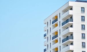 Polacy zarabiają tak nawet 7 tys. zł miesięcznie. Deweloper mówi: stop