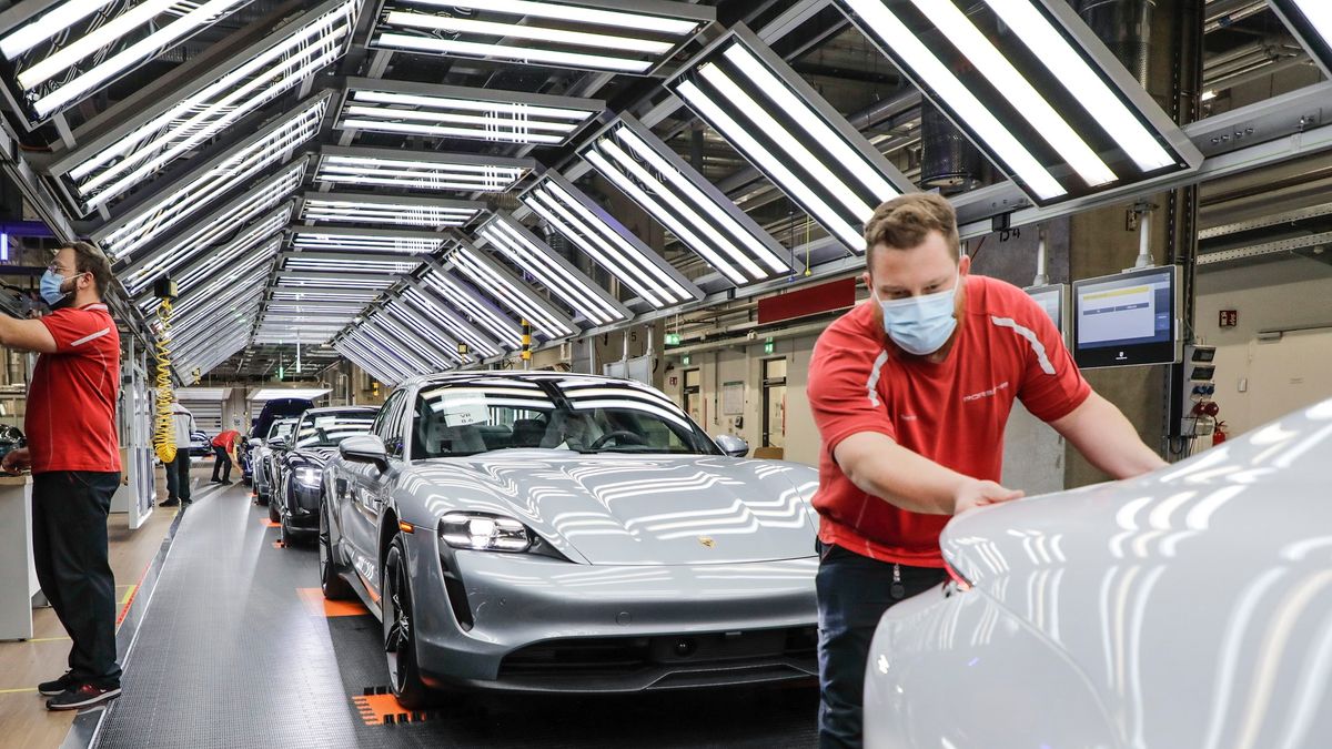 Porsche Taycan wbrew trendom i wyliczeniom księgowych znalazł swój dom w centralnych zakładach marki w Zuffenhausen