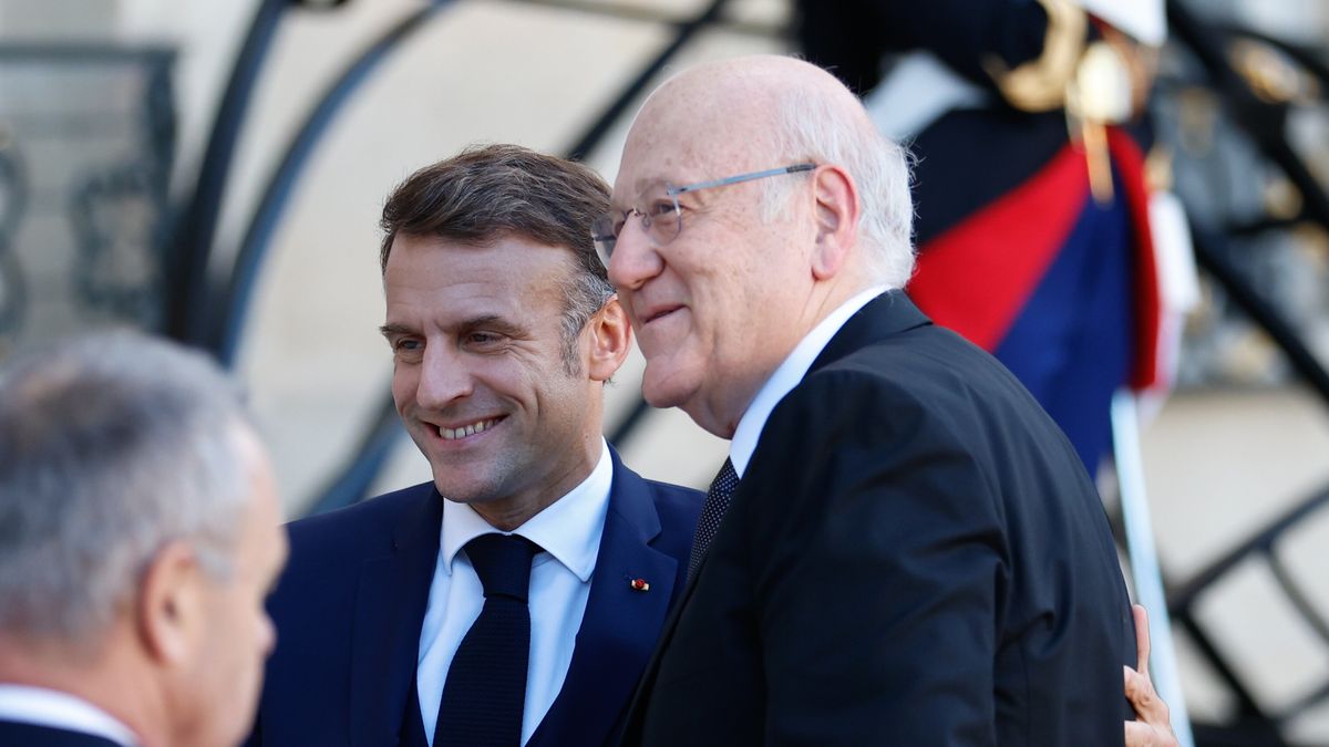 French President Emmanuel Macron (C) welcomes Prime Minister of Lebanon Najib Mikati (R), upon his arrival at the Elysee Palace in Paris, France, 23 October 2024. EPA/MOHAMMED BADRA Dostawca: PAP/EPA.