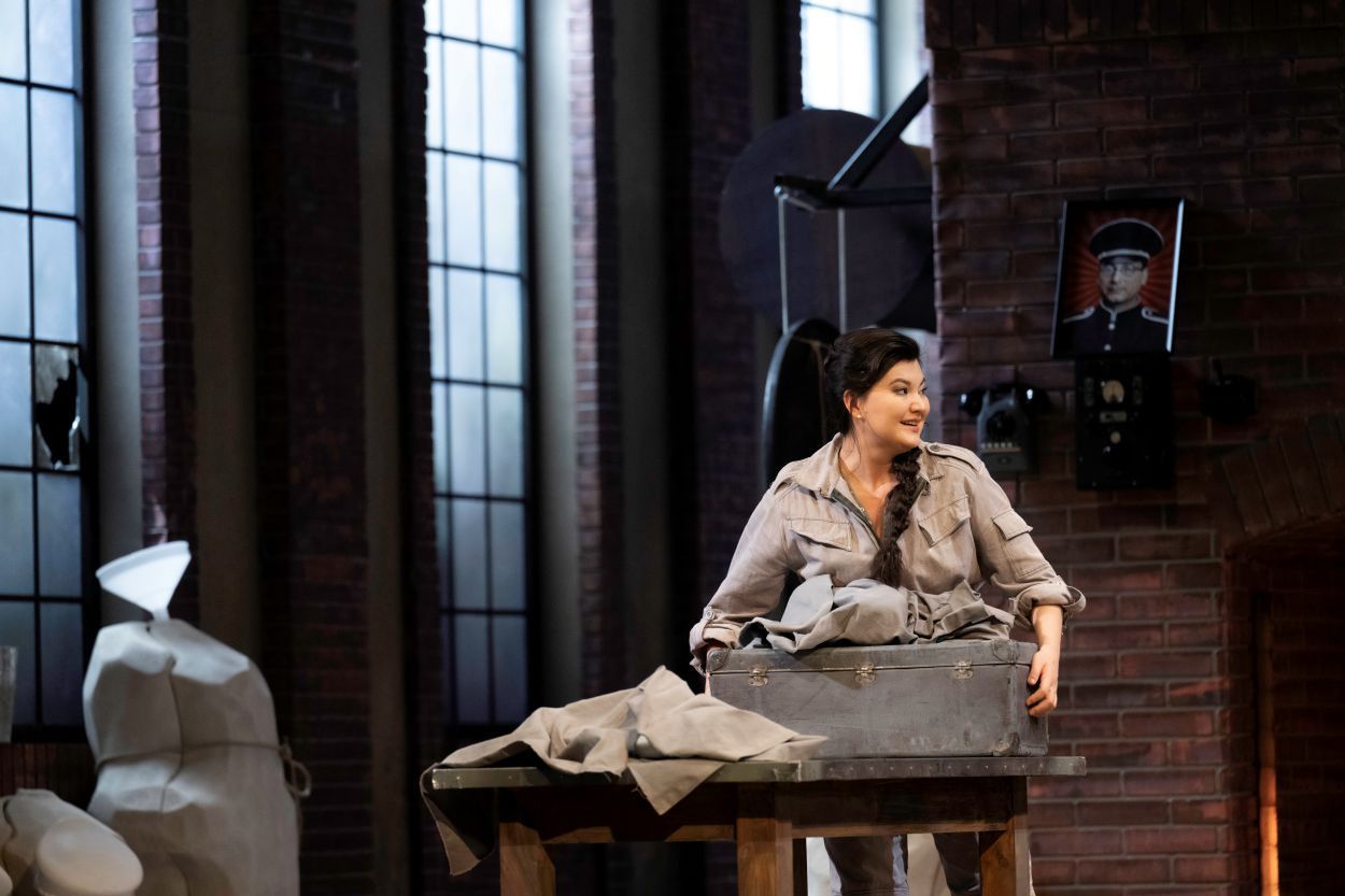 Aigul Akhmetshina (Adalgisa) w „Normie” w Theater an der Wien © Monika Rittershaus